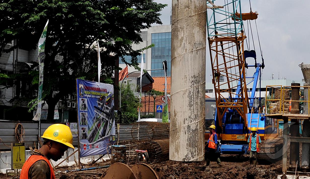 Aktivitas di sekitar pembangunan Fly Over Ciledug - Tendean di Kebayoran Lama, Jakarta, Kamis, (12/3/2015). Direktorat Lalu Lintas Polda Metro Jaya merencanakan rekayasa arus lalu lintas di kawasan tersebut (Liputan6.com/Johan Tallo)