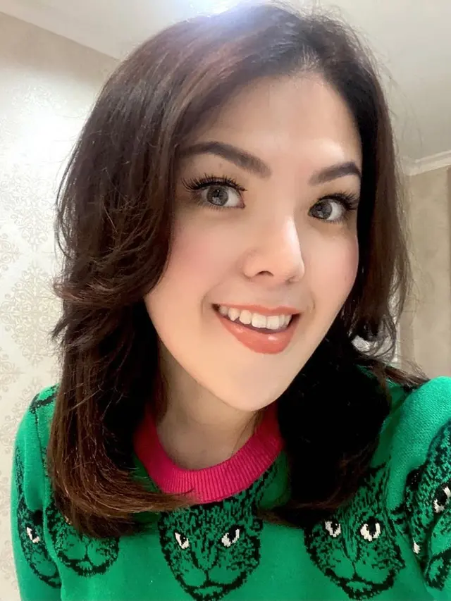 [Fimela] Sempat Positif Covid-19, Ini 7 Potret Cantik Tina Toon yang Pipinya Semakin Tirus