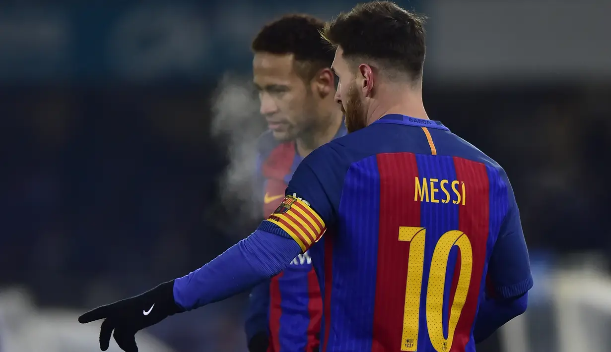Cara Lionel Messi berdiskusi dengan Neymar Jr. pada laga prempat final Copa Del Rey di Anoeta stadium, San Sebastian,  Kamis (19/1/2017). Barcelona menang tipis 1-0.  (AP/Alvaro Barrientos)