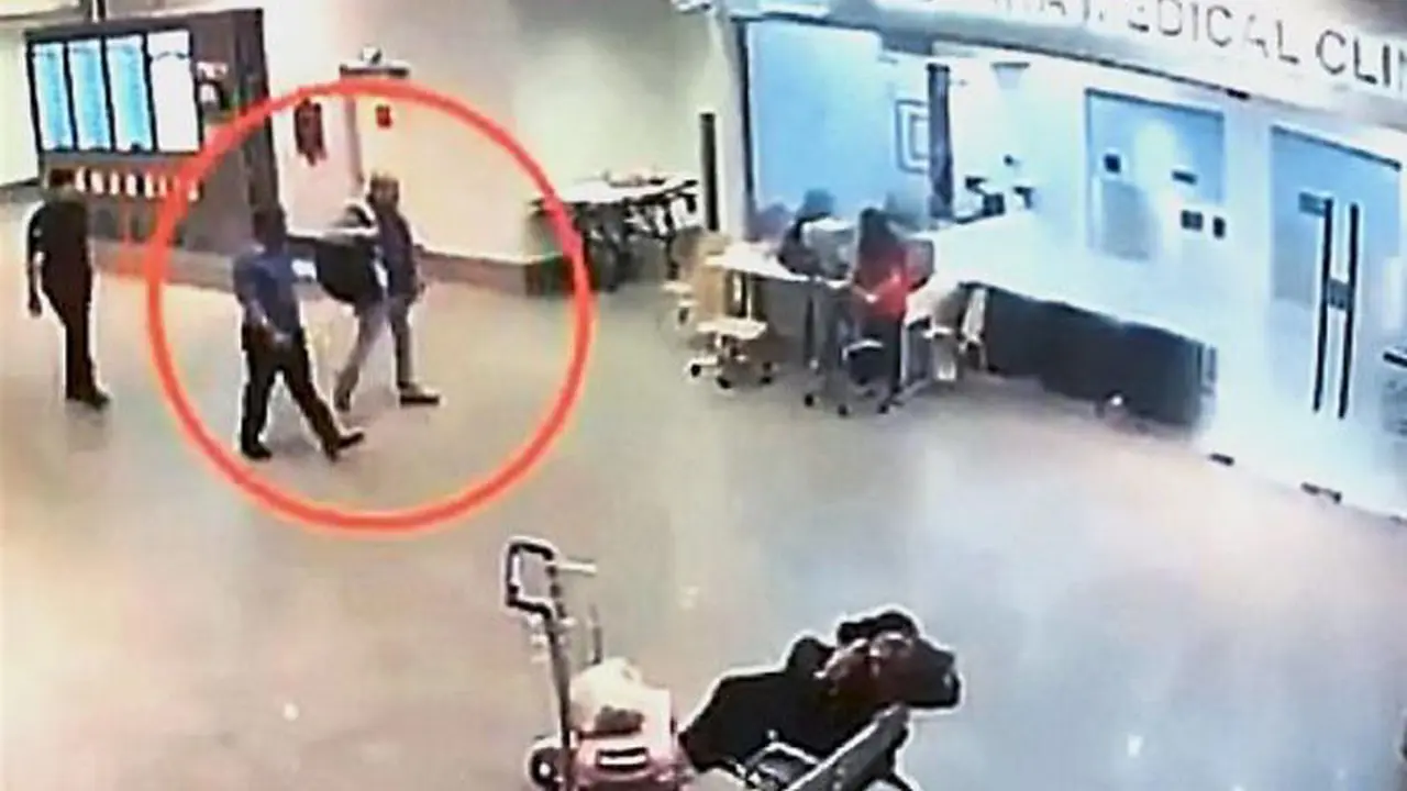 Kim Jong-nam berjalan ke klinik di KLIA. (Video Grab KLIA)