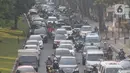Imbas dari masuknya anak sekolah usai libur panjang pada hari ini, jalanan di Jakarta kian macet parah. (merdeka.com/imam buhori)