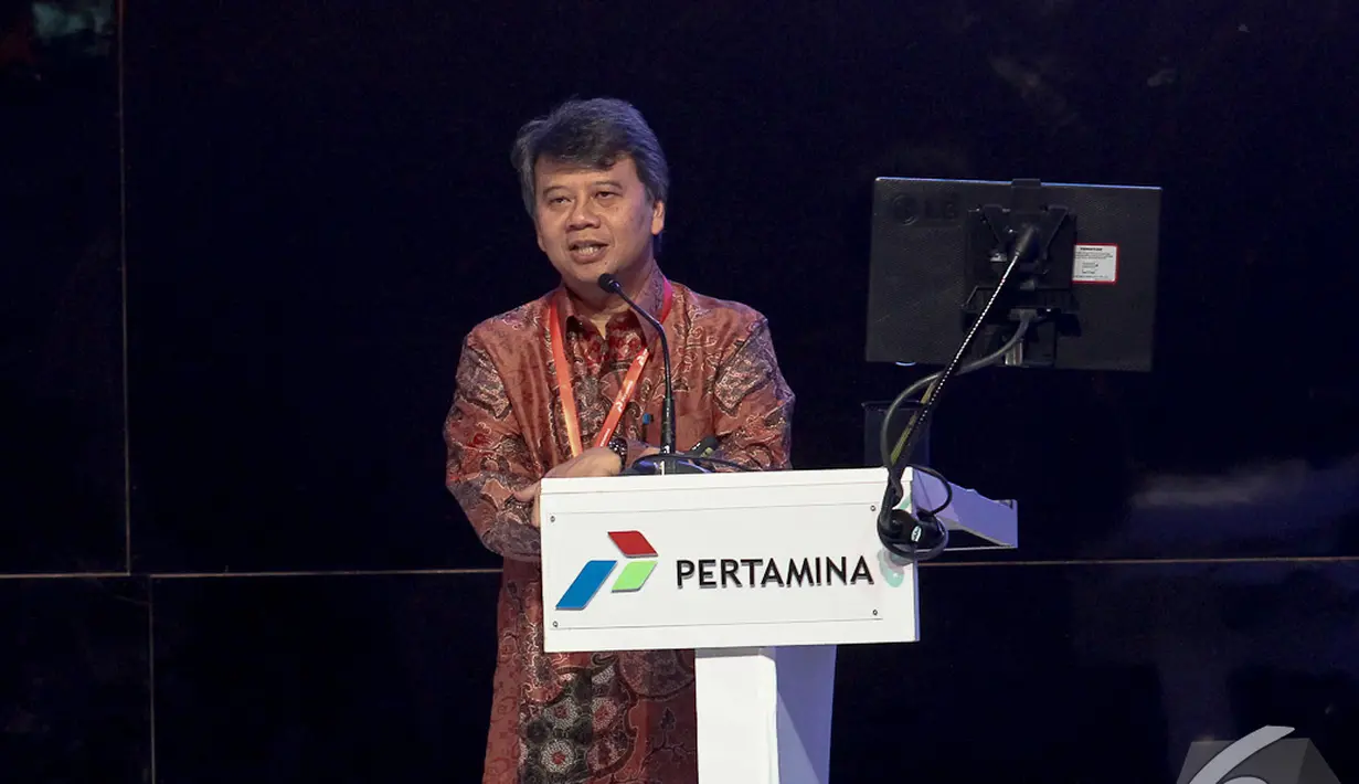 Widhyawan Prawiraatmadja (staf khusus Menteri Energi dan Sumber Daya Mineral) memaparkan presentasinya pada Pertamina Energy Outlook 2015 di Ballroom 3 Pacific Place, Jakarta, Rabu (3/12/2014). (Liputan6.com/Faizal Fanani)