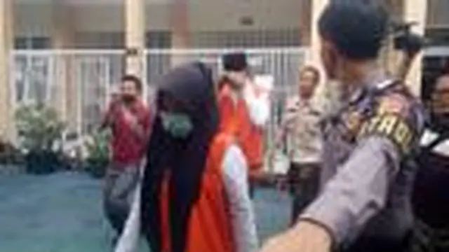 VN, salah satu pemeran perempuan dalam kasus video syur Vina Garut tengah mengikuti jalannya sidang di PN Garut, Jawa Barat.