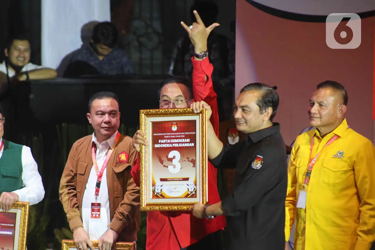 Ketua DPP Bidang Pemenangan Pemilu PDIP Bambang Wuryanto menerima nomor urut di gedung KPU, Jakarta, Rabu (14/12/2022).