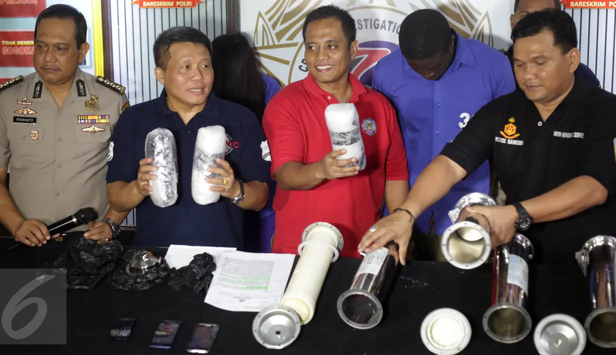 Penyidik Tindak Pidana Narkoba Bareskrim Polri menunjukkan barang bukti narkotika di Mabes Polri, Jakarta, Selasa (3/5). Petugas berhasil mengungkap sindikat internasional dengan mengamankan barang bukti 3000 gram sabu. (Liputan6.com/Johan Tallo)