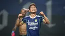 <p>Pemain Persib Bandung, Daisuke Sato merayakan kemenangan atas Bhayangkara FC pada laga lanjutan BRI Liga 1 2022/2023 antara Persib Bandung melawan Bhayangkara FC di Stadion Pakansari, Bogor, Jumat (24/03/2023). (Bola.com/Bagaskara Lazuardi)</p>