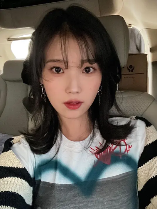 Pelantun lagu Celebrity ini juga kerap mengunggah foto selfie saat dilakukan di mobil. Penampilannya dengan makeup serta hair style sederhana ini tetap memancarkan aura menawan. (Liputan6.com/IG/@dlwlrma)