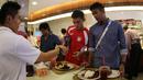 Zalnando (kiri) dan Zulfiandi saat bersantap siang seusai menjalankan ibadah sholat Jumat di daerah Bugis, Singapura. Jumat (5/6). (Bola.com/Arief Bagus)