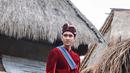 Saat mengunjungi Desa Sade di Lombok, NTB, Verrell juga tidak melewatkan kesempatan untuk mencoba pakaian adat dari Lombok. Pakaian adat ini terlihat cocok di tubuh Verrell. Wajar saja jika banyak netizen yang memuji Verrell tampan saat mengenakan pakaian adat ini. (Liputan6.com/IG/@bramastavrl)