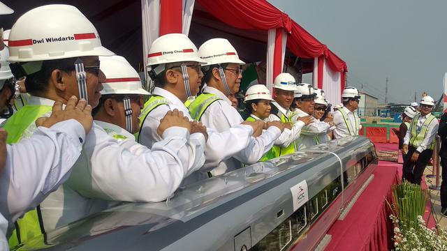 PT Kereta Cepat Indonesia-China (KCIC) pemasangan girder pertama proyek kereta cepat Jakarta-Bandung pada Senin (30/9/2019).