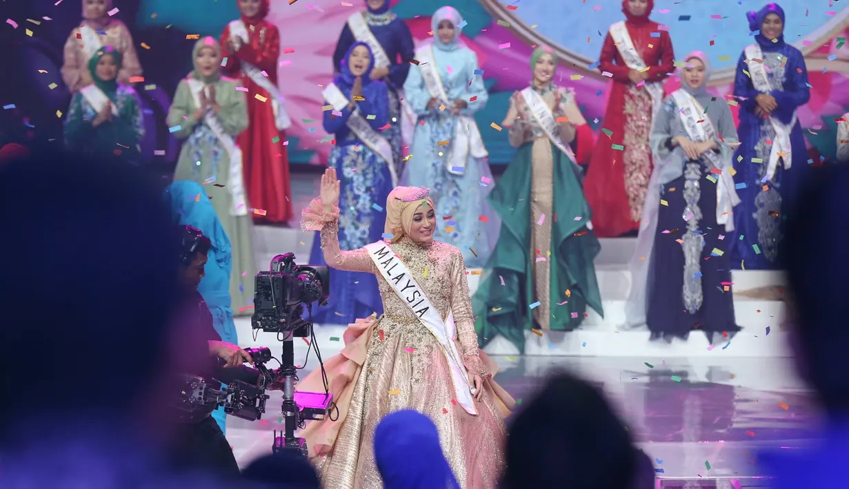 Ketika namanya disebutkan sebagai pemenang oleh pembawa acara, perasaan senang dan haru pasti bercampur dalam diri Uyaina. Tampak air mata mengalir dari pelupuknya setelah ia dinobatkan menjadi Puteri Muslimah Asia 2018. (Nurwahyunan/Bintang.com)