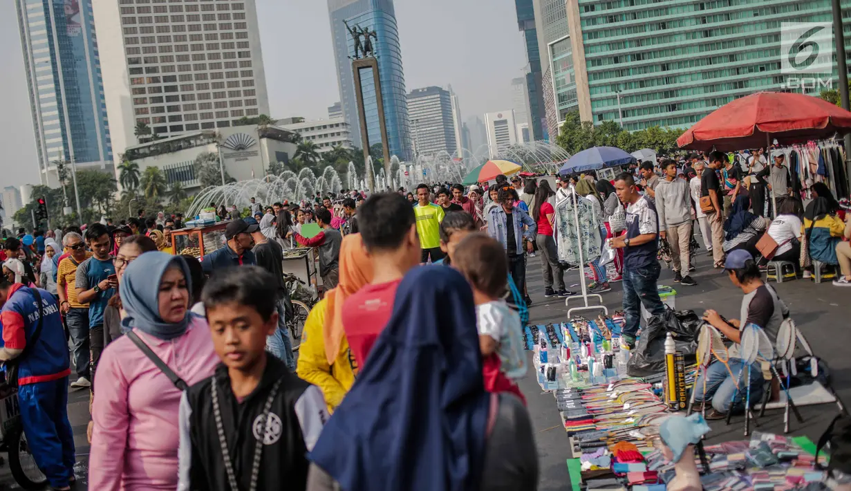 Warga dan pedagang kaki lima (PKL) memadati kawasan car free day (CFD), Bundaran HI, Jakarta, Minggu (4/8/2019). Banyaknya PKL yang berjualan tidak pada tempatnya membuat semrawut dan mengganggu aktivitas olahraga. (Liputan6.com/Faizal Fanani)
