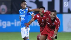 Pemain Persija , Jaimerson da Silva (kanan) merayakan gol ke gawang Persib pada lanjutan Go-Jek Liga 1 Indonesia 2018 bersama Bukalapak di Lapangan PTIK, Jakarta, Sabtu (30/6). Persija unggul 1-0. (Liputan6.com/Helmi Fithriansyah)