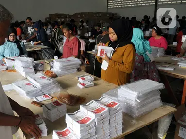 Kesibukan para pekerja saat melakukan penyortiran dan pelipatan surat suara Pilpres 2024 di Kawasan Industri Pulogadung, Jakarta, Rabu (10/1/2024). KPU Jakarta Timur menargetkan akan menyelesaikan penyortiran dan pelipatan 2.436.059 surat suara paling lambat pada 17 Januari 2024. (merdeka.com/Imam Buhori)