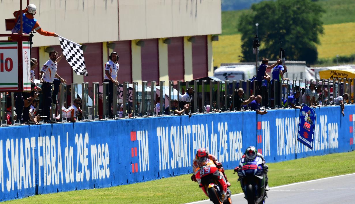 Lorenzo menyalip Marquez secara dramatis jelang garis finis MotoGP Italia di Sirkuit Mugello, Minggu (22/5/2016). (AFP/Giuseppe Cacace)