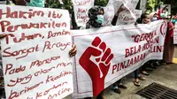 Masa yang tergabung gerakan bela korban pinjaman online menggelar aksi di depan PN Jakarta Pusat, Jakarta, Rabu (6/2). Mereka menuntut hakim untuk memberikan keadilan kepada korban rentenir online. (Liputan6.com/Johan Tallo)