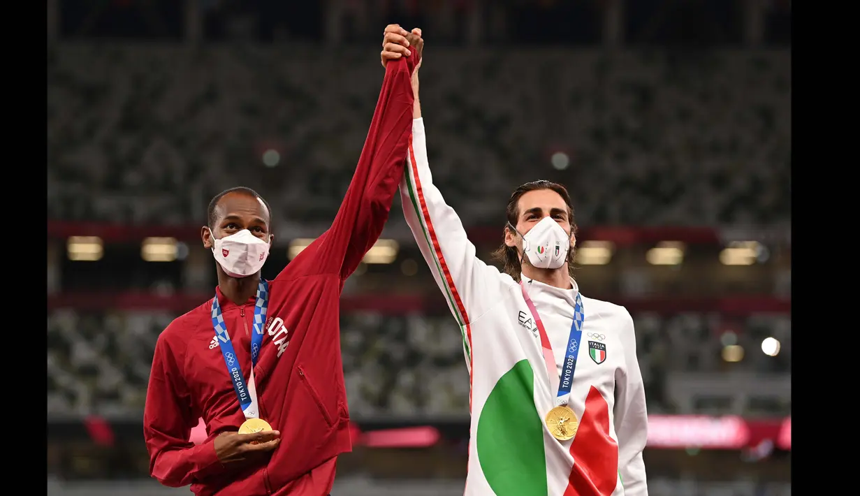 Atlet Qatar, Mutaz Barshim dan atlet asal Italia, Gianmarco Tamberi harus berbagi medali emas nomor lompat tinggi putra Olimpiade Tokyo 2020 di Olympic Stadium, Minggu (1/8/2021). (Foto: AFP/Ina Fassbender)