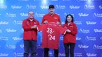 Kiper legendaris Manchester United, Peter Schmeichel (tengah), didampingi Managing Director Vidio, Monika Rudijono (kanan), dan CFO Vidio William Djumadi, berpose disela-sela konferensi pers pengumuman pemegang hak siar Premier League 2023/2024 di Indonesia oleh Vidio.com di SCTV Tower, Jakarta, Jumat (4/8/2023). (Bola.com/M Iqbal Ichsan)