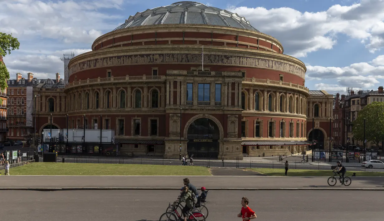 Warga melewati Royal Albert Hall di London, Inggris, pada 12 Mei 2020. Sedikitnya 5.000 pekerja teater di Inggris, yang lebih dari separuhnya berada di London, kehilangan pekerjaan selama diberlakukannya kebijakan penutupan (shutdown) akibat merebaknya COVID-19. (Xinhua/Han Yan)