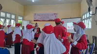 Sejumlah siswa di SDN 2 Meurah Mulia, Kabupaten Aceh Utara diberikan pemahaman tentang kepedulian terhadap lansia lewat program Kemensos Goes to School. Hal ini dilakukan dalam rangka memperingati Hari Lanjut Usia Nasional (HLUN) 2024. (Liputan6.com/Dicky Agung)