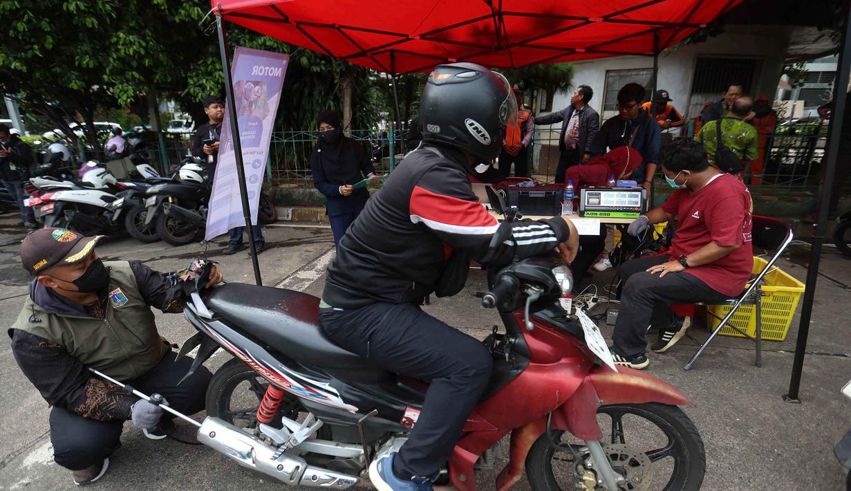 Untuk kendaraan yang tidak lulus uji emisi, diwajibkan untuk melakukan servis secara berkala. Tampak dalam foto, salah satu motor sedang dilakukan uji pengukuran gas buang saat operasi uji emisi di Pintu Keluar Terminal Blok M, Jakarta, Kamis (9/4/2026). (Kapanlagi.com/Budy Santoso)