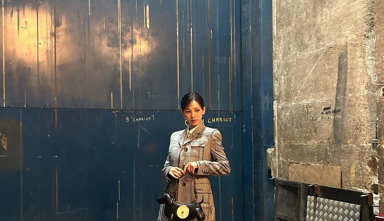 Tak lupa dia menyempurnakan penampilannya dengan tas jinjing berbentuk anjing yang berwarna sama dengan sepatunya.