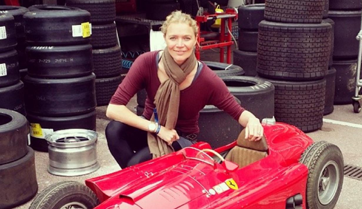 Joddie Kidd sangat menggemari olah raga, mulai dari motorsport, berkuda hingga golf. (Bola.com/Twitter)