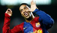 4. Ronaldinho (Barcelona) - Tim asuhan Sir Alex Ferguson sangat santer dikaitkan dengan kepindahan bintang PSG ini ke Old Trafford. Namun di menit-menit akhir, Barcelona berhasil menggoda sang pemain untuk mendarat ke Spanyol. (AFP/Lluis Gene)