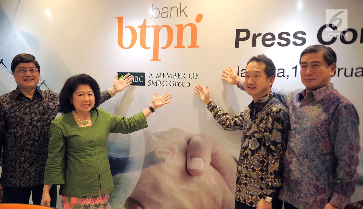 Jajaran Direksi dan Komisaris PT Bank BTPN dan PT Bank Sumitomo Mitsui Indonesia menunjuk logo baru perusahaan di Jakarta, Jumat (1/2). Sumitomo Mitsui Banking Corporation ditunjuk sebagai pembeli siaga untuk membeli saham BTPN.  (Liputan6.com/HO/Ading)