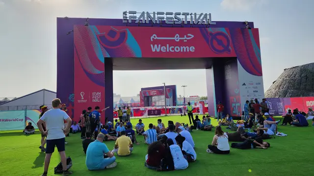 Foto: Jelang Pembukaan Piala Dunia 2022 Qatar, Para Suporter Antusias Padati Fan Festival di Al Bidda Park