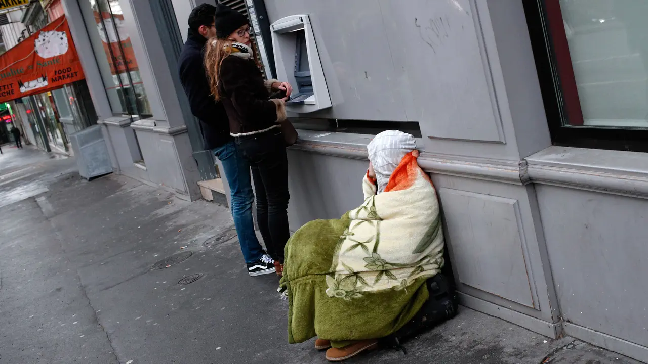 Melihat Kehidupan Tunawisma Paris di Tengah Badai Salju