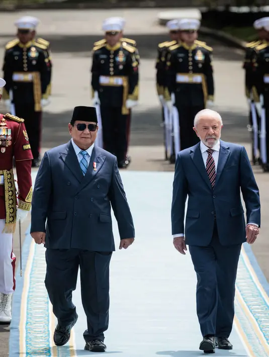 Upacara penyambutan dilanjutkan dengan pemeriksaan pasukan jajar kehormatan oleh kedua kepala negara. (Yasuyoshi CHIBA/AFP)