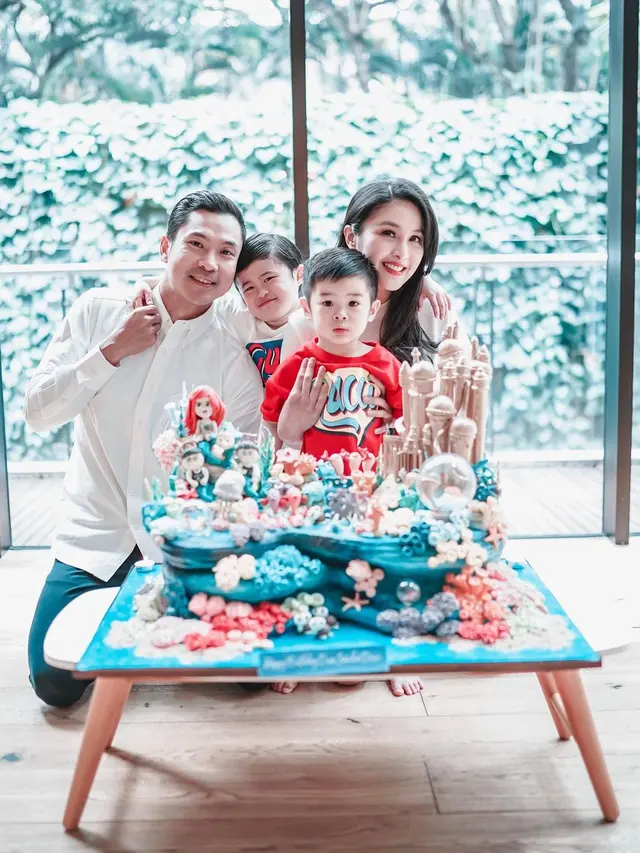 Tips Menjadi Ibu Bahagia ala Sandra Dewi, Kunci Keluarga Harmonis