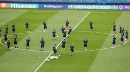Para pemain Italia mengikuti sesi latihan jelang melawan Turki pada pertandingan grup A Euro 2020 di Olympic Stadium, Roma, Italia, Kamis (10/6/2021). Italia akan melawan Turki pada 11 Juni 2021 waktu setempat. (AP Photo/Andrew Medichini, Pool)