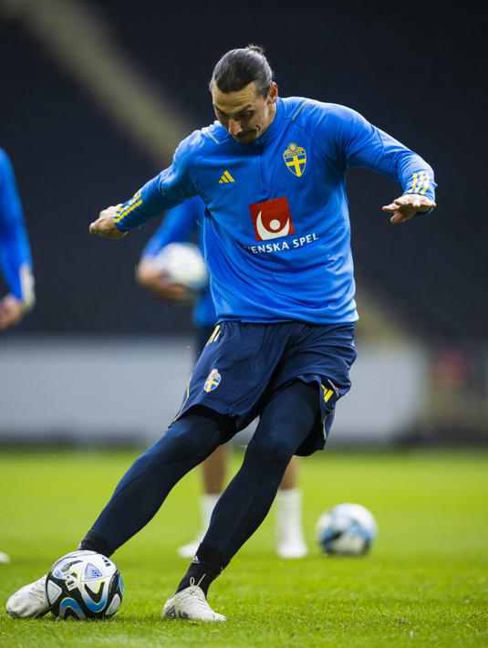 <p>Penyerang Swedia Zlatan Ibrahimovic menendang bola saat mengikuti sesi latihan di Solna pada 21 Maret 2023. (AFP/Jonathan Nackstrand)</p>