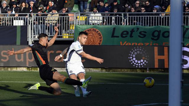 Foto: Menilik Aksi Solid Kapten Timnas Indonesia Jay Idzes saat Venezia Menjamu Inter Milan di Liga Italia