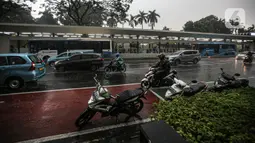 Sejumlah pengendara menerjang hujan deras di kawasan Jalan Sudirman, Jakarta, Jumat (9/12/2022). Penjabat Gubernur DKI Jakarta Heru Budi Hartono menyebut pihaknya akan mengkaji penerapan bekerja dari rumah atau work from home (WFH), hal ini berkaitan dengan arahan dari Presiden Joko Widodo atau Jokowi tentang potensi cuaca ekstrem pada penghujung 2022. (Liputan6.com/Faizal Fanani)