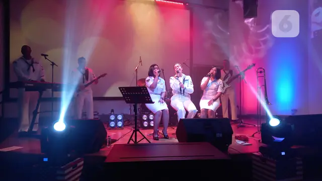 The U.S. 7th Fleet Band bersama 2 anggota TNI AL Indonesia