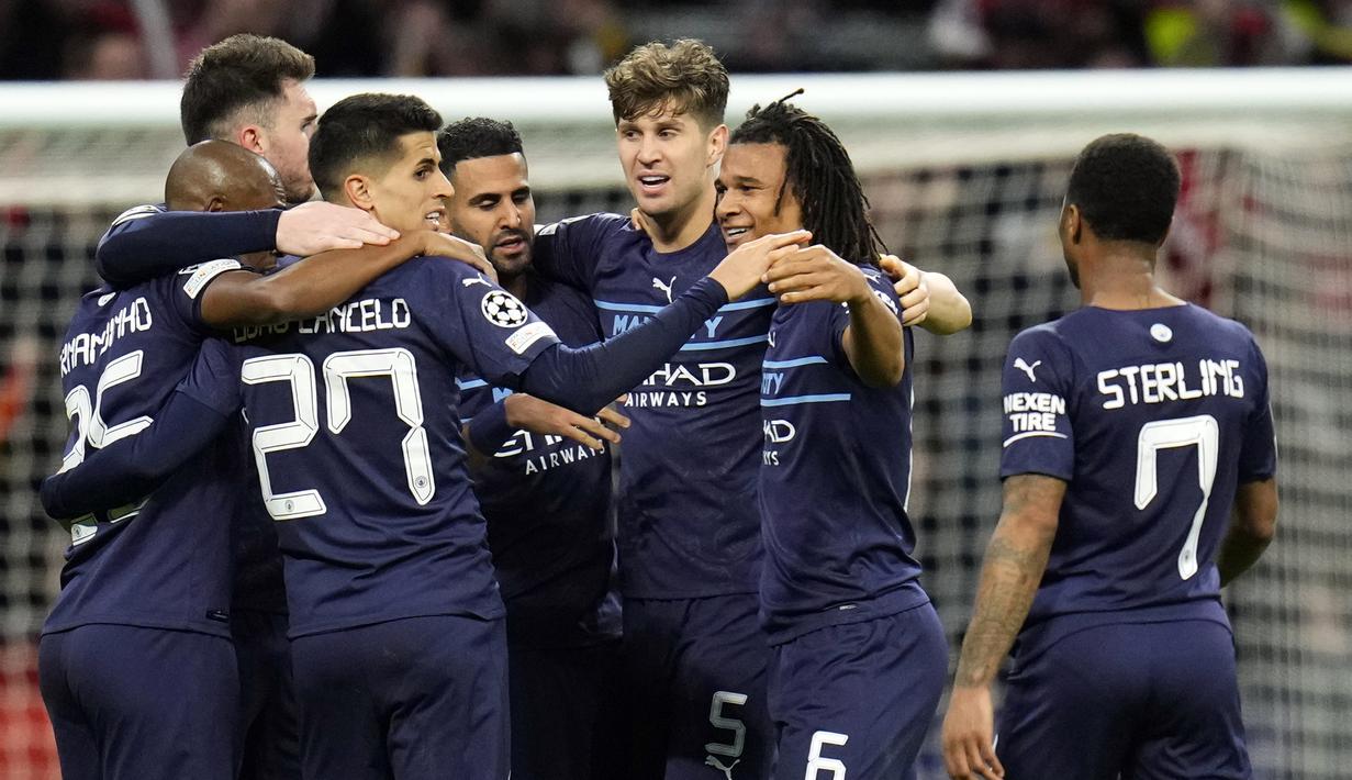 Para pemain Manchester City melakukan perayaan setelah melawan Atletico Madrid pada pertandingan sepak bola leg kedua perempat final Liga Champions di Stadion Wanda Metropolitano, Madrid, Spanyol, 13 April 2022. Pertandingan berakhir dengan skor 0-0. (AP Photo/Manu Fernandez)