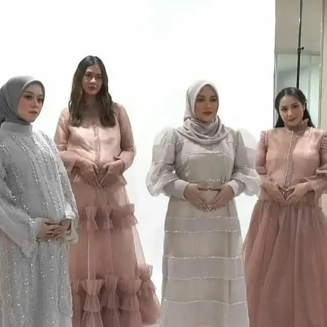 6 Potret Maternity Shoot The Bumils, Pancarkan Pesonanya Tersendiri