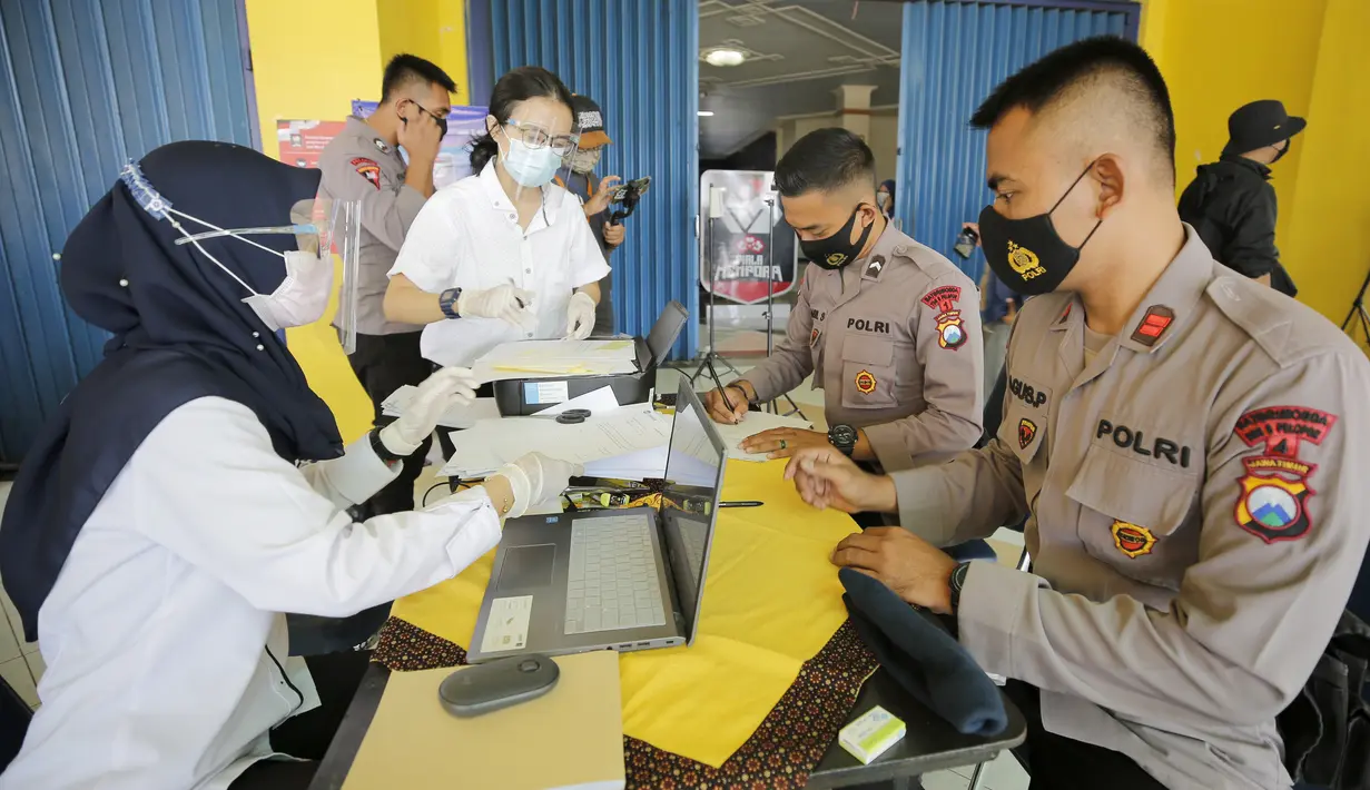 Urutan tes dilakukan secara acak mulai pukul 10.00. Panpel, keamanan, hingga media. Siapa yang datang lebih awal langsung dihadapkan ke meja registrasi dan menjalani swab antigen. (Bola.com/Arief Bagus Prasetiyo)