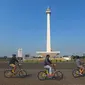 Pengunjung menggunakan sepeda dari layanan bike sharing di Monas, Jakarta, Jumat (27/7). Wakil Gubernur DKI Jakarta Sandiaga Uno mengatakan layanan ini sementara tersedia lewat CSR. (Merdeka.com/Imam Buhori)