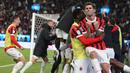 Sejumlah pemain AC Milan merayakan kemenangan atas Inter Milan pada laga final Piala Super Italia 2024/2025 yang berlangsung di Al-Awwal Park, Riyadh, Arab Saudi, Senin (06/01/2025) waktu setempat. (AFP/Fayez Nureldine)