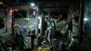 Keberadaan manusia silver menjadi simbol bagaimana sebagian masyarakat merespons krisis ekonomi dengan cara yang paling dasar—dengan berjuang untuk bertahan hidup. (Yasuyoshi CHIBA/AFP)
