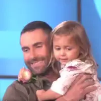 Adam Levine telah bertemu penggemar setianya, bocah berusia tiga tahun bernama Mila.  (Via Youtube.com)