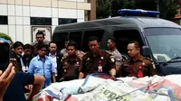  Dimas Kanjeng Taat Pribadi saat pelimpahan dua berkas kasusnya dari penyidik Polda Jatim ke Kejaksaan Tinggi Jawa Timur. (Liputan6.com/Dian Kurniawan)