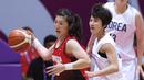 Pebasket putri Indonesia, Henny Sutjiono (kiri) menghindari kejaran pemain Korea, Kim Hye Yon pada babak penyisihan Grup X Basket Putri Asian Games 2018 di Jakarta, Rabu (15/8). Indonesia kalah 40-108. (Liputan6.com/Helmi Fithriansyah)