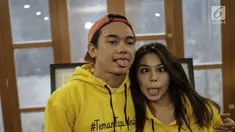 Adipati Dolken dan Vanesha Prescilla pamer kemesraan saat sesi foto usai jumpa pers film Teman Tapi Menikah di Jakarta, Selasa (6/3). Film Teman Tapi Menikah diangkat dari novel best seller karya Ayudia dan Ditto. (Liputan6.com/Faizal Fanani)