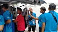 Pemain cadangan Sabah FA berburu merchandise Arema di Stadion Kanjuruhan, Kabupaten Malang, saat mengikuti Piala Gubernur Jatim 2020. (Bola.com/Iwan Setiawan)