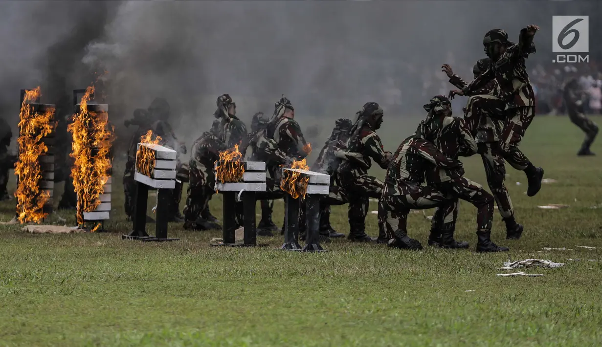 Personel Kopassus menunjukkan aksi bela diri saat upacara penyerahan satuan Komando Pasukan Khusus (Kopassus) dari Mayjen TNI Madsuni kepada Mayjen TNI Eko Margiyono di  Lapangan Mako Kopassus, Jakarta, Jumat (23/3). (Liputan6.com/Faizal Fanani)